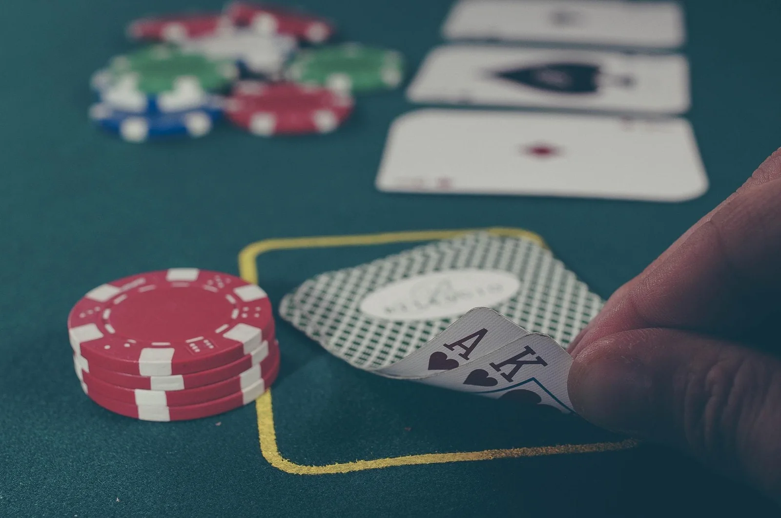 Meja roulette dan kartu dalam suasana kasino MIMPI303